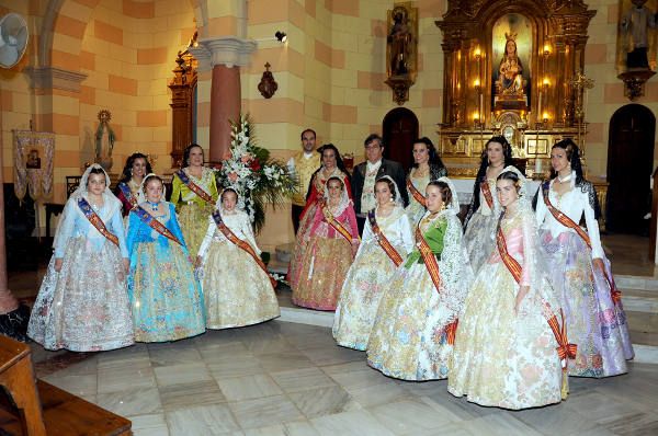 Las doce falleras de las Cortes de Honor tambi�n acompa�aron a Alicia y Maria en este acto. PACO BONO