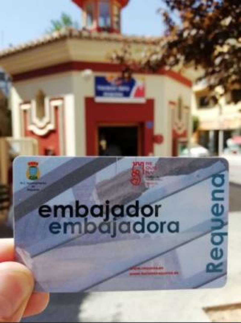 Foto del carné de embajador de Requena. EPDA Foto del carné de embajador de Requena. EPDA