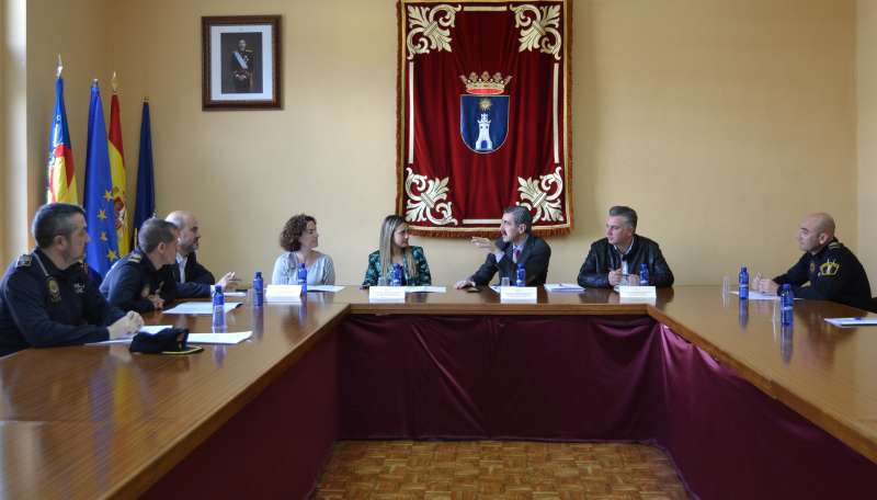 José María Ángel, junto a la alcaldesa de la Vall d José María Ángel, junto a la alcaldesa de la Vall d