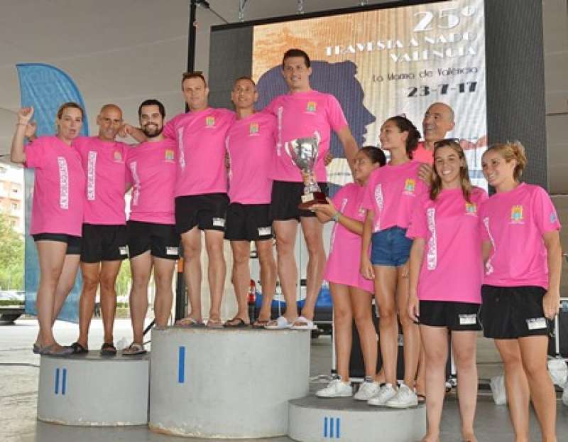 El CN Poblaaquatics en el podium. EPDA El CN Poblaaquatics en el podium. EPDA