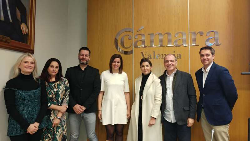 Foto de familia, con Sandrá Gómez, concejala de Turismo; Carlos Galiana, de Comercio y Antoni Bernabé. FOTO EPDA Foto de familia, con Sandrá Gómez, concejala de Turismo; Carlos Galiana, de Comercio y Antoni Bernabé. FOTO EPDA