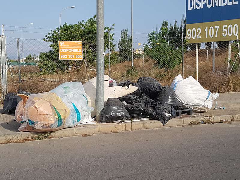 La basura se acumula en las aceras. EPDA. La basura se acumula en las aceras. EPDA.