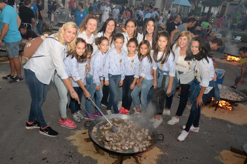 Las Falleras Mayores y sus cortes de honor en las paellas. EPDA Las Falleras Mayores y sus cortes de honor en las paellas. EPDA