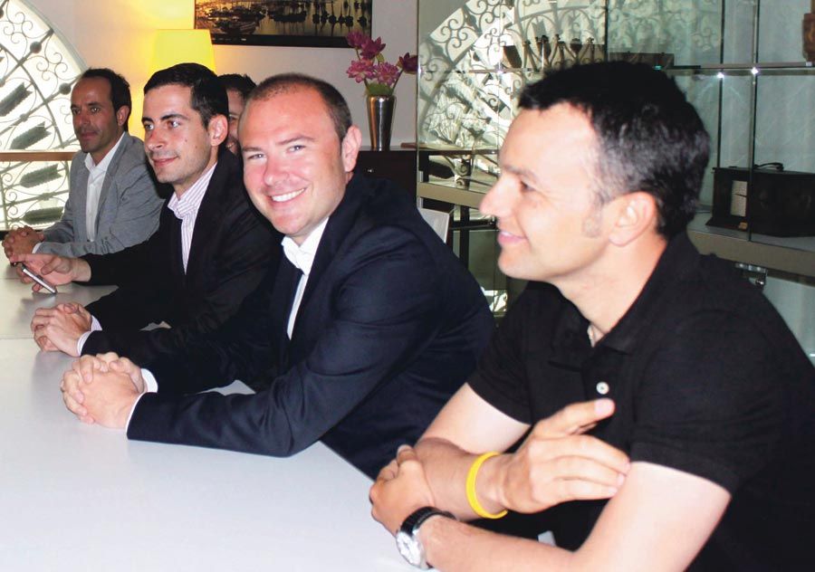 Toni Gaspar, segundo por la derecha, con otros miembros de @una. FOTO EPDA