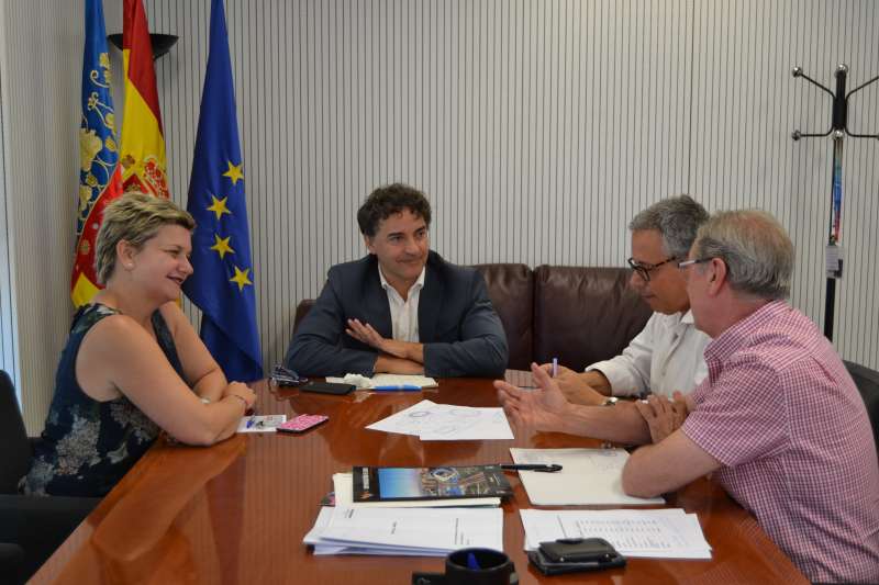 Un momento de la reunión. Un momento de la reunión.
