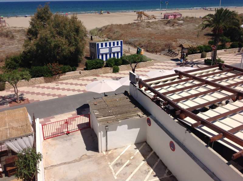 Mesas y sillas en el paseo marítimo. FOTO EPDA Mesas y sillas en el paseo marítimo. FOTO EPDA