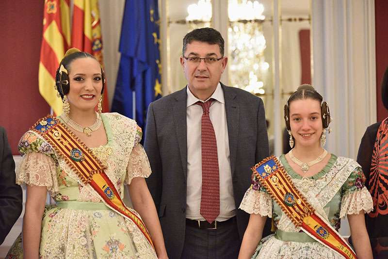 Enric Morera posa junt Raquel Martín Genovés i la xiqueta Ana Isabel Dorado Capsí Enric Morera posa junt Raquel Martín Genovés i la xiqueta Ana Isabel Dorado Capsí