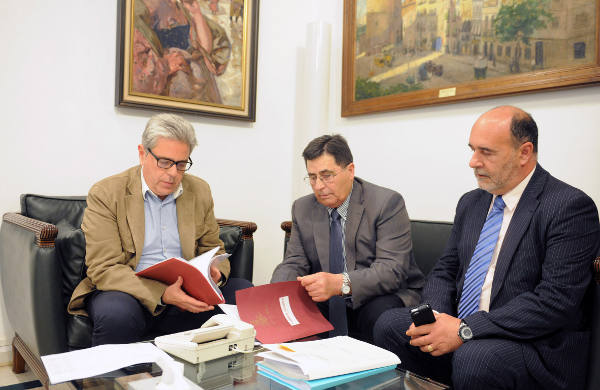 El alcalde de Torres Torres acompañado por el presidente de la Mancomunitat de La Baronia con el diputado de Cooperación Municipal. EPDA El alcalde de Torres Torres acompañado por el presidente de la Mancomunitat de La Baronia con el diputado de Cooperación Municipal. EPDA