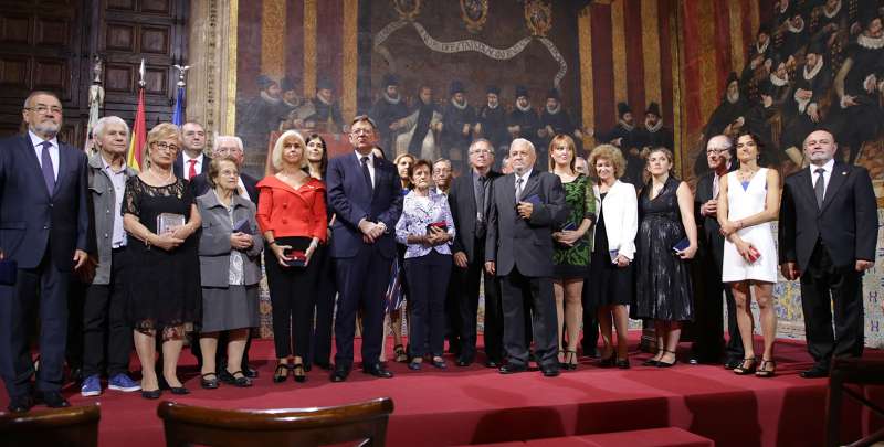 Ximo Puig amb els guardonats el 9 d Ximo Puig amb els guardonats el 9 d