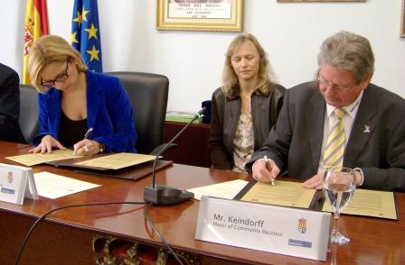 Representantes del Ayuntamiento de la Pobla de Vallbona y del de Barleben firman el convenio de colaboración. Foto EPDA Representantes del Ayuntamiento de la Pobla de Vallbona y del de Barleben firman el convenio de colaboración. Foto EPDA