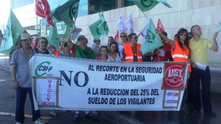 Protesta de los empleados de seguridad del aeropuerto de Manises. Foto EPDA