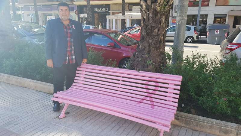 El responsable de l?àrea de Gestió Urbanística en el banc pintat de rosa. EPDA El responsable de l?àrea de Gestió Urbanística en el banc pintat de rosa. EPDA