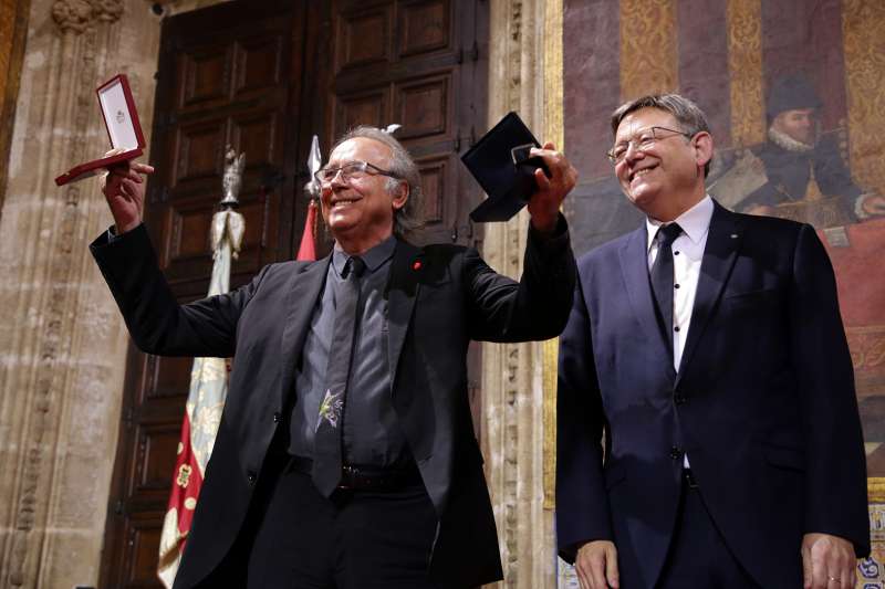 Joan Manuel Serrat, un dels premiats, junt a Puig. FOTO GVA Joan Manuel Serrat, un dels premiats, junt a Puig. FOTO GVA