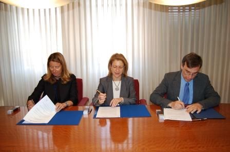 La rectora de la CEU-UCH, Rosa Visiedo, la directora general de la Ciudad de las Artes y las Ciencias, Henar Molinero, y el director del Oceanogr�fic, Pablo Areitio. Foto EPDA
