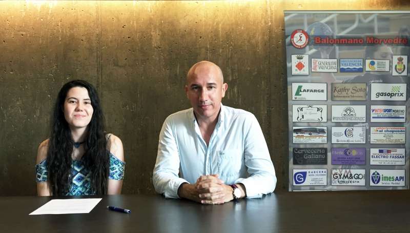 Miriam Calderón tras la firma del contrato. EPDA Miriam Calderón tras la firma del contrato. EPDA