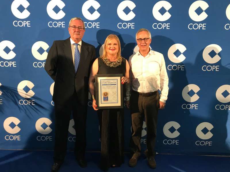 La presidenta del Ateneo Mercantil de Valencia, Carmen de Rosa, recogiendo el premio La presidenta del Ateneo Mercantil de Valencia, Carmen de Rosa, recogiendo el premio