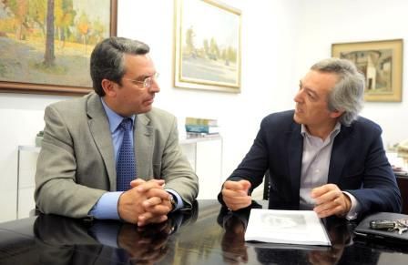 El diputado de Turismo, Sanju�n, reunido con el alcalde de Enguera, Santiago Ar�valo. Foto EPDA