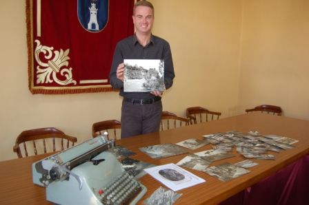 Francisco Dur� junto a las fotografias y la maquina de escribir antiguas que ha donado al Ayuntamiento de la Vall d�uix�. Foto EPDA