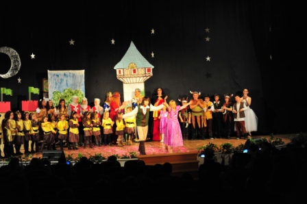 La Asociación Artístico-Cultural Peloki pone en escena la obra Rapunzel. FOTO: EPDA La Asociación Artístico-Cultural Peloki pone en escena la obra Rapunzel. FOTO: EPDA