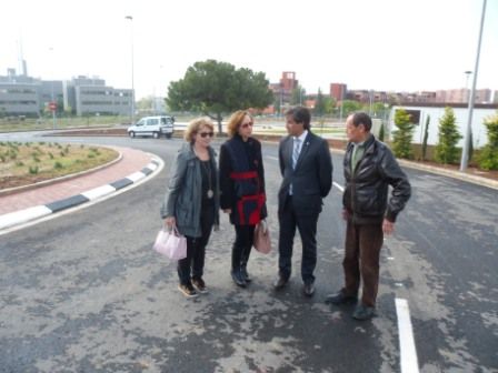 El alcalde, la vicerrectora y los concejales en uno de los nuevos viales ejecutados. FOTO: EPDA