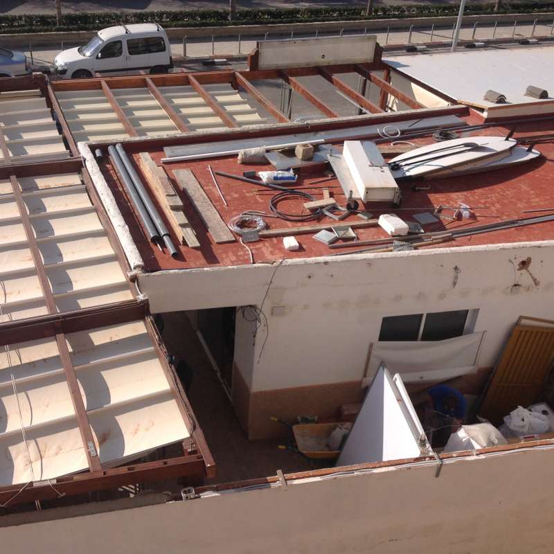 Imagen de la terraza llena de trastos. FOTO EPDA Imagen de la terraza llena de trastos. FOTO EPDA