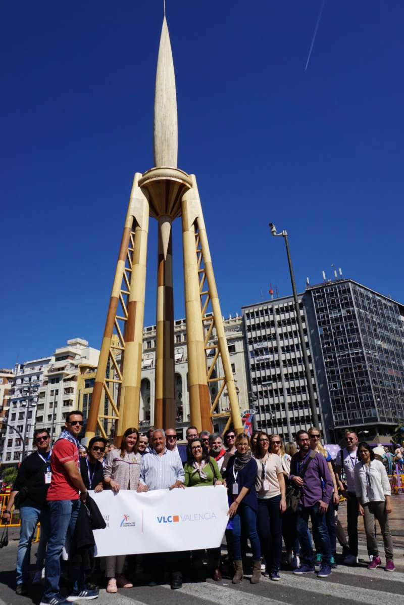 La falla de la plaza del Ayuntamiento con Sandra Gómez de embajadora turística. FOTO EPDA La falla de la plaza del Ayuntamiento con Sandra Gómez de embajadora turística. FOTO EPDA