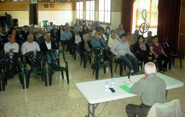 El alcalde y vecinos en la asamblea de Alg�mia. EPDA