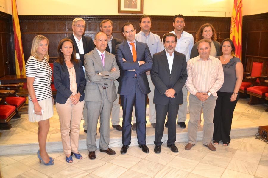 El gobierno del PP con el alcalde y el conseller de Sanidad. FOTO P. V. El gobierno del PP con el alcalde y el conseller de Sanidad. FOTO P. V.