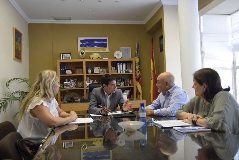 García conversa con los responsables del área de salud de la zona. / epda García conversa con los responsables del área de salud de la zona. / epda
