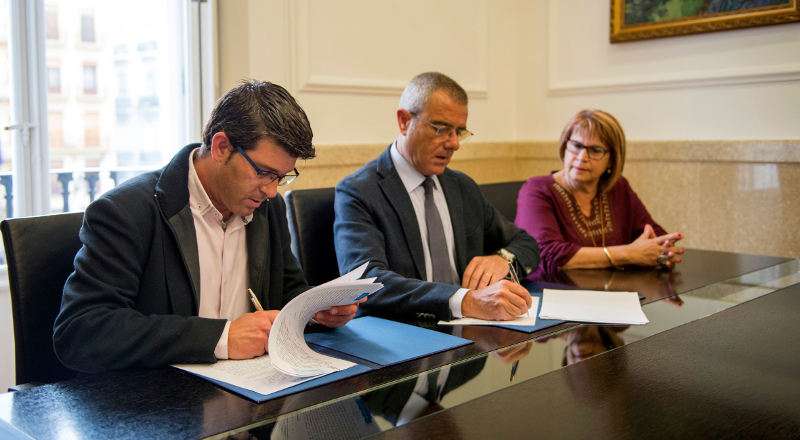 El presidente de la Diputación de València firma e convenio con los colegios de abogados. EPDA El presidente de la Diputación de València firma e convenio con los colegios de abogados. EPDA