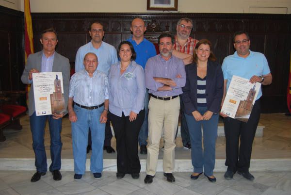 El alcalde y concejales del equipo de gobierno con miembros de Campaners Morvedre. EPDA
