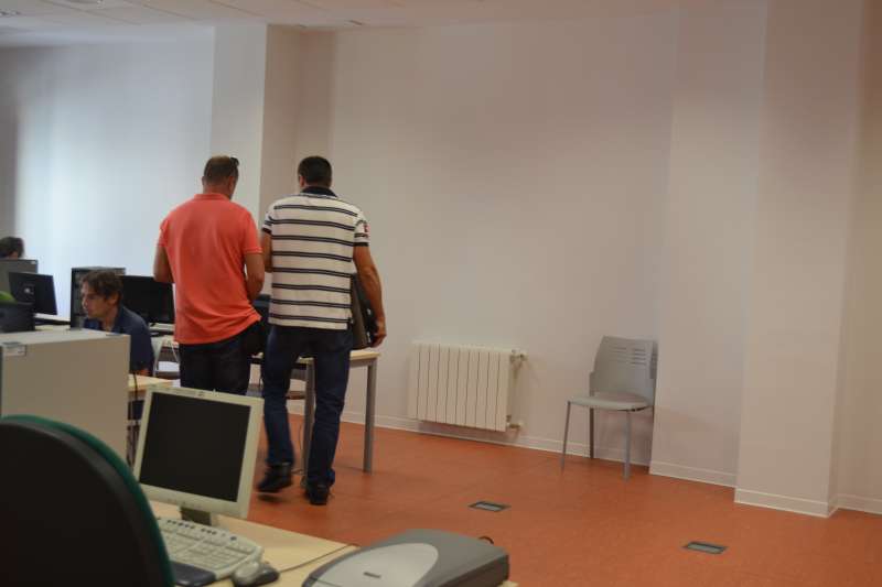 Los dos agentes de la UCO en la Casa de Llanos recopilando documentación y ordenadores del Consorcio Pangea. FOTO P. V. Los dos agentes de la UCO en la Casa de Llanos recopilando documentación y ordenadores del Consorcio Pangea. FOTO P. V.