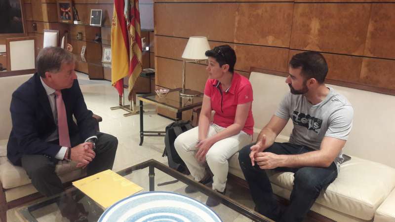 Un momento de la reunión. Un momento de la reunión.