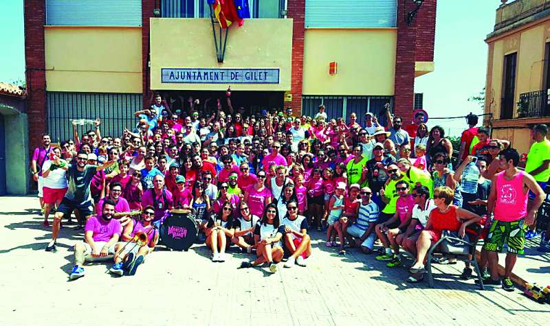 Els penyistes de les festes de Gilet posen front a l?ajuntament. EPDA Els penyistes de les festes de Gilet posen front a l?ajuntament. EPDA
