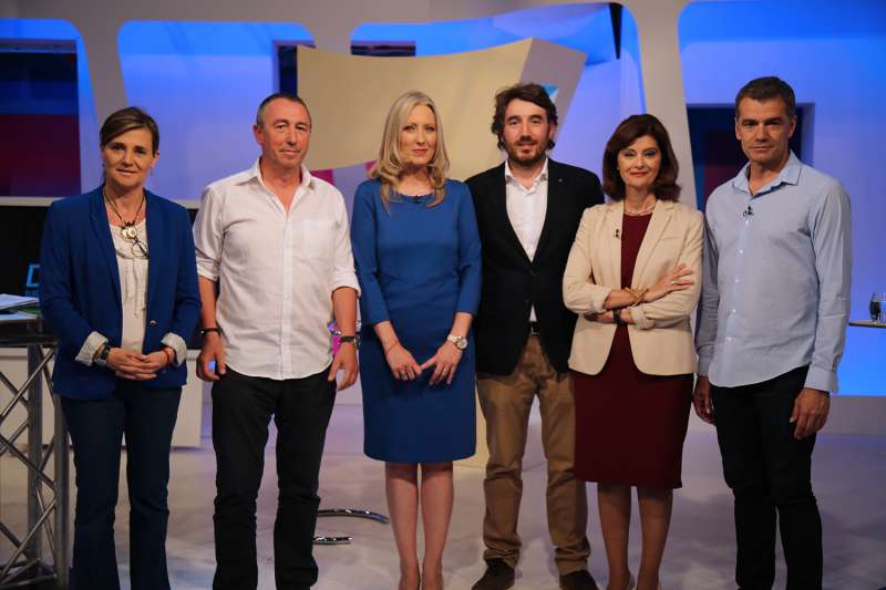 Los candidatos posan con la moderadora del debate. Los candidatos posan con la moderadora del debate.
