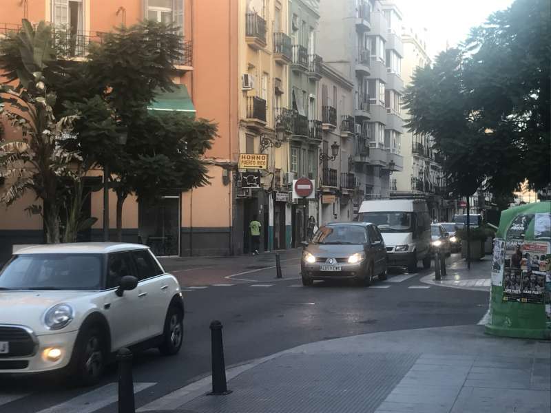 La calle Cuba colapsada desde la Gran Vía a las 8 de la mañana. FOTO EPDA La calle Cuba colapsada desde la Gran Vía a las 8 de la mañana. FOTO EPDA