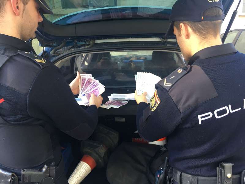 La Policía Nacional detiene a una mujer que se tragó el décimo de lotería premiado con el que trataba de estafar a otra La Policía Nacional detiene a una mujer que se tragó el décimo de lotería premiado con el que trataba de estafar a otra
