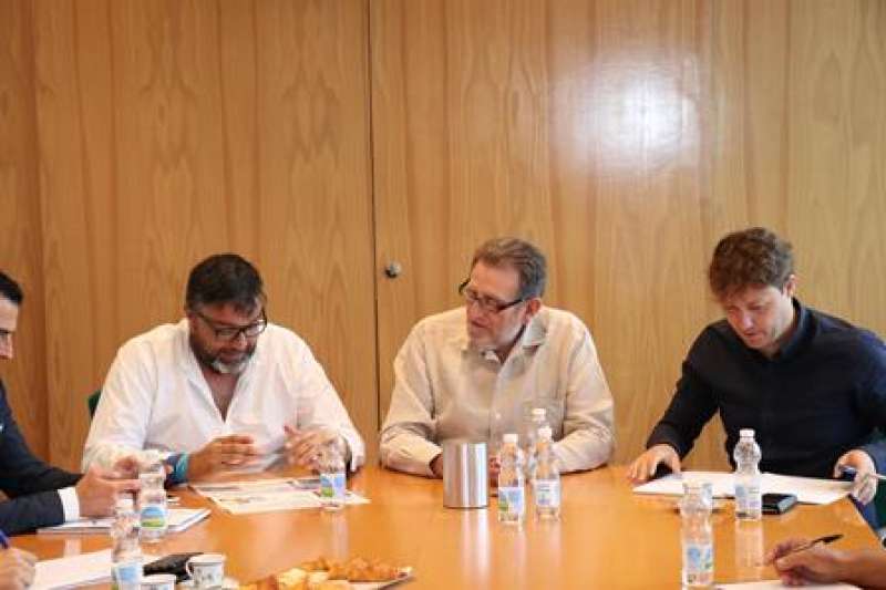 Un miembro de la entidad con responsables municipales. EPDA Un miembro de la entidad con responsables municipales. EPDA