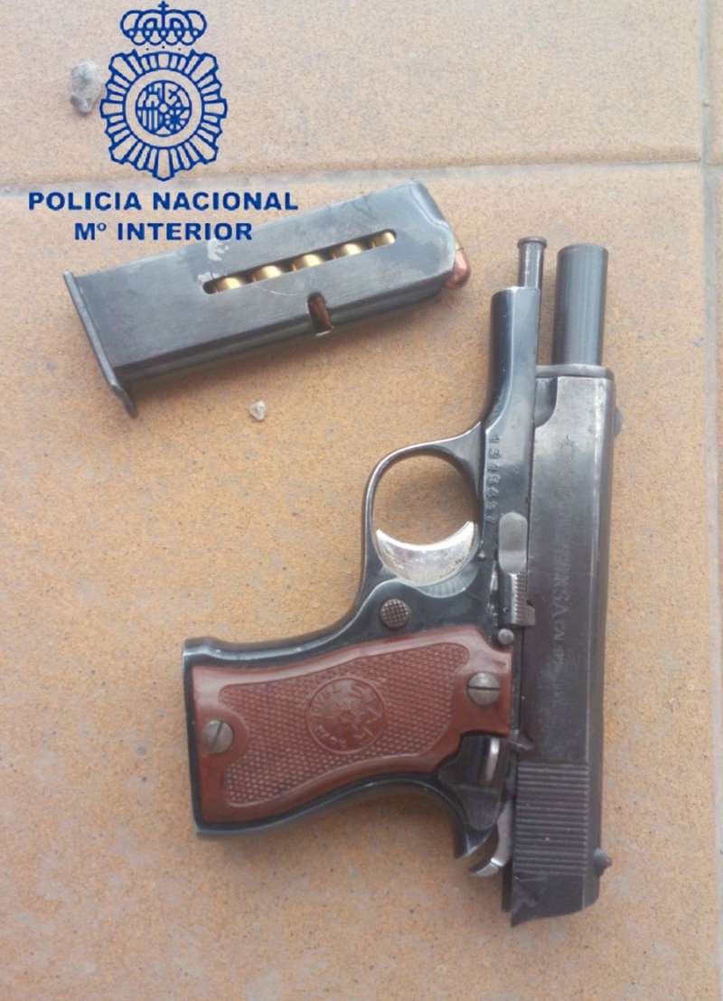 El arma con su cargador El arma con su cargador