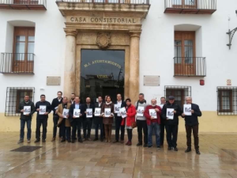 Los alcaldes de los municipios implicados en la línea C3 en Utiel. EPDA Los alcaldes de los municipios implicados en la línea C3 en Utiel. EPDA