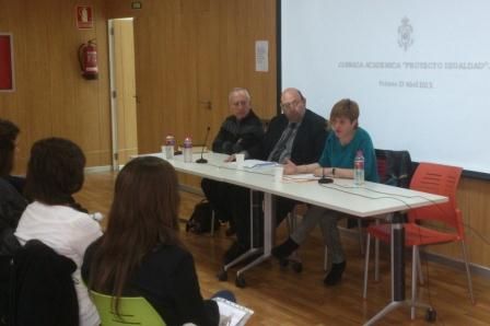 La concejala Sara �lvaro, acompa�ada por el presidente de la Academia, Jos� Hoyo, y un  miembro de la Junta Directiva. FOTO: EPDA.