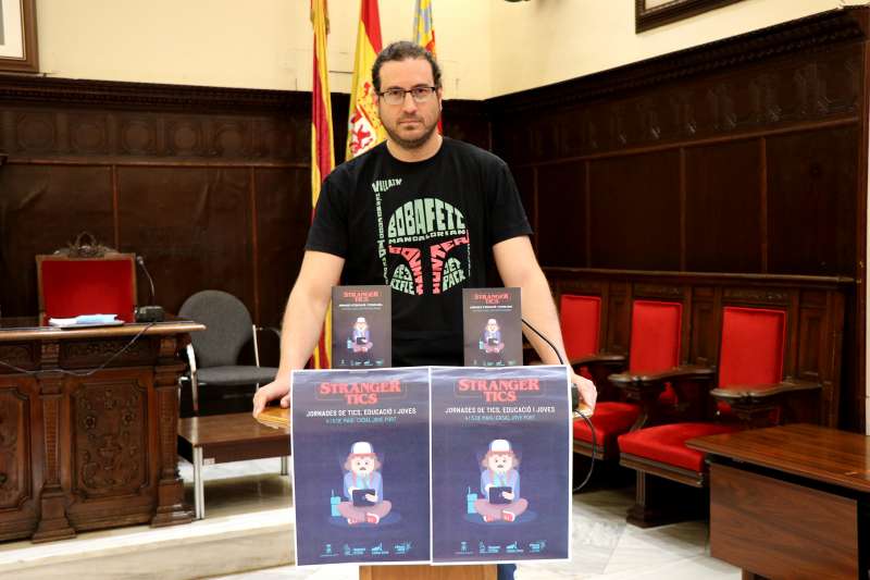 El edil de Juventud con el cartel de las jornadas. EPDA El edil de Juventud con el cartel de las jornadas. EPDA
