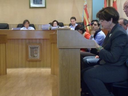 La Defensora del Vecino, Mari Moreno, en un momento de su intervenci�n en el Pleno. FOTO: EPDA.