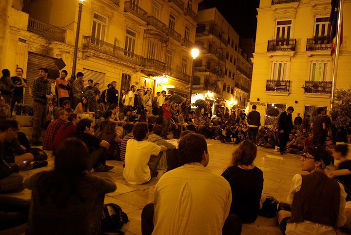 Acampados frente al Parlamento valenciano. FOTO WWW.ACAMPADAVALENCIA.NET Acampados frente al Parlamento valenciano. FOTO WWW.ACAMPADAVALENCIA.NET