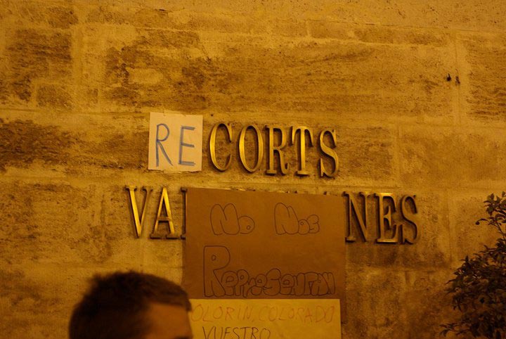 Los indignados bromean sobre les Corts. FOTO WWW.ACAMPADAVALENCIA.NET Los indignados bromean sobre les Corts. FOTO WWW.ACAMPADAVALENCIA.NET