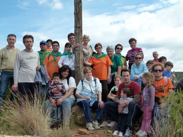 Vecinos de Algar en el cerro donde se ubica la cruz. EPDA