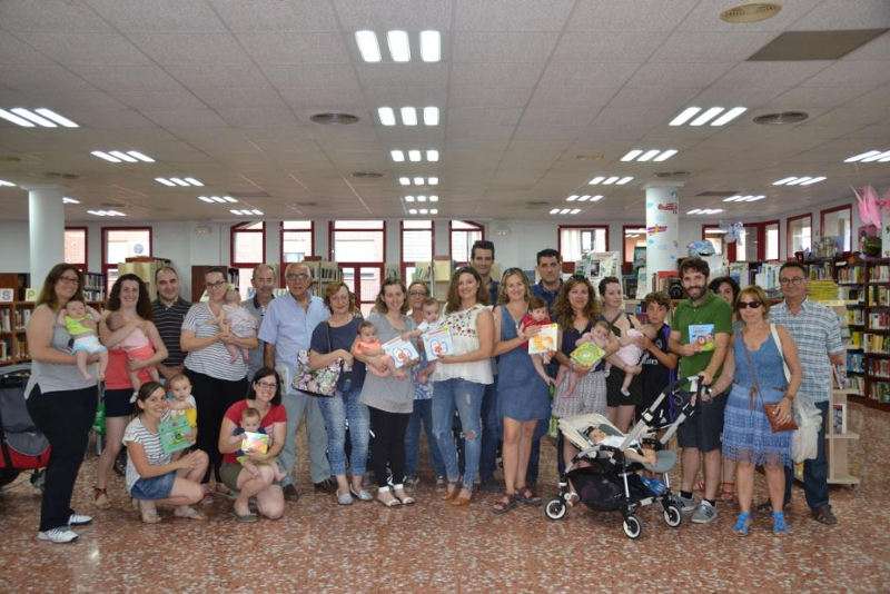 Alcalde i regidors de Massanassa amb els pares i mares dels nous nascuts, a la Biblioteca Municipal. EPDA Alcalde i regidors de Massanassa amb els pares i mares dels nous nascuts, a la Biblioteca Municipal. EPDA