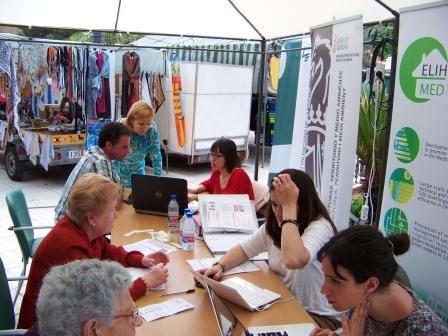 Campaña de concienciación energética en el mercado municipal de la Pobla de Vallbona. Foto EPDA Campaña de concienciación energética en el mercado municipal de la Pobla de Vallbona. Foto EPDA