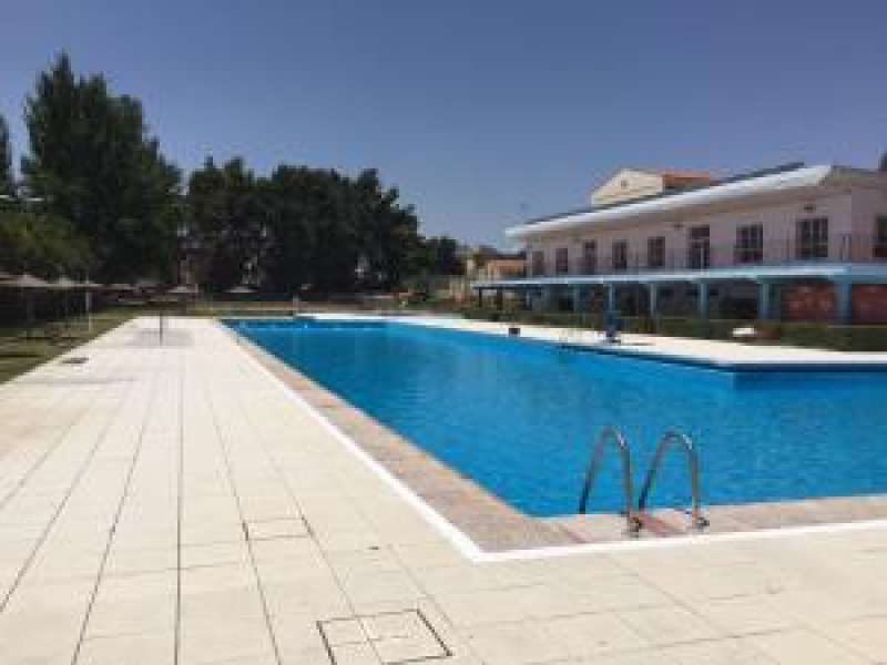Piscina de verano de Requena. EPDA Piscina de verano de Requena. EPDA