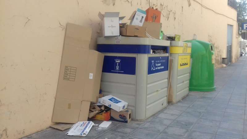 Contenedores desbordados en una de las calles principales Contenedores desbordados en una de las calles principales